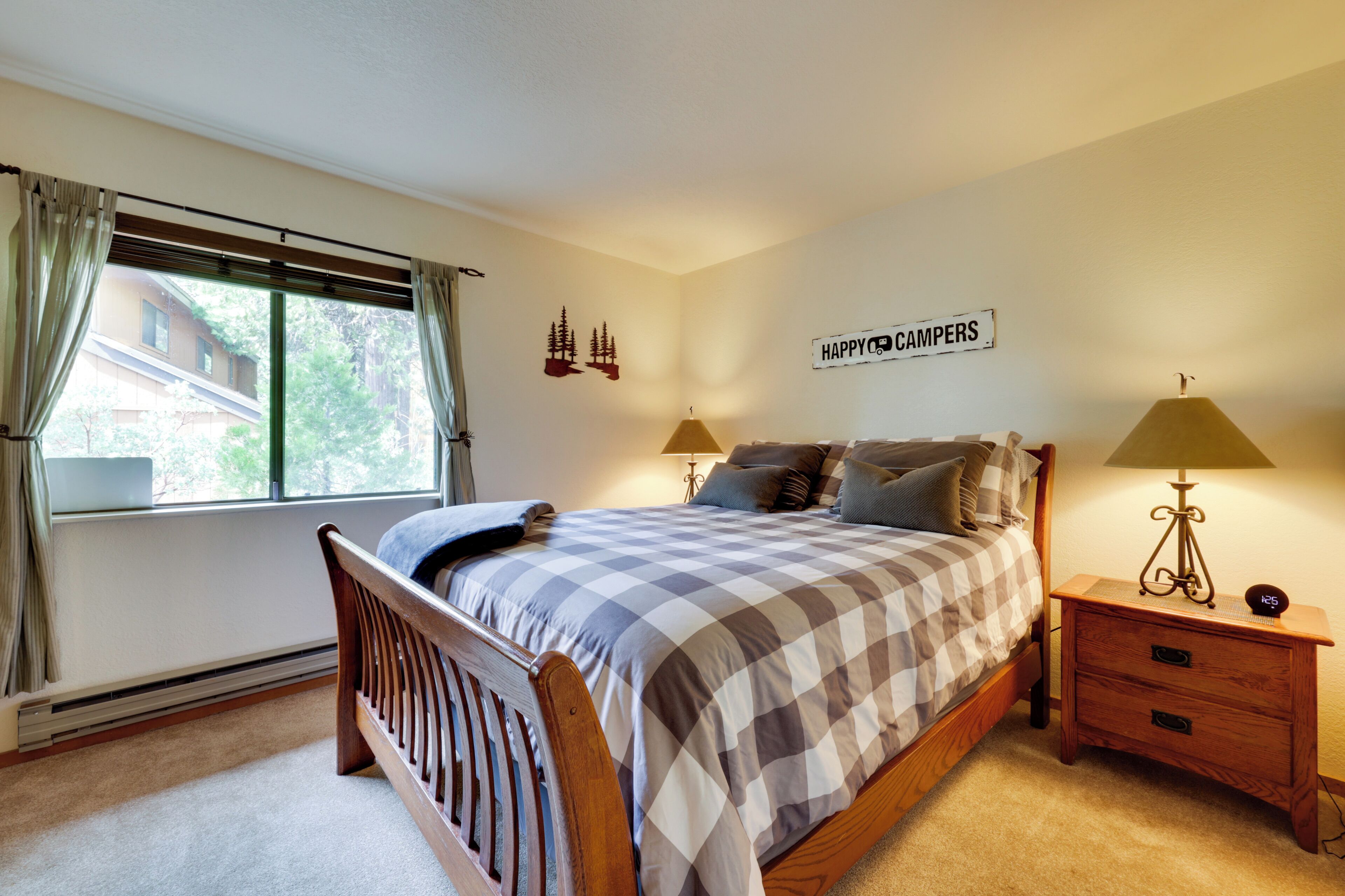 1 bedroom, desk, internet, bed sheets
