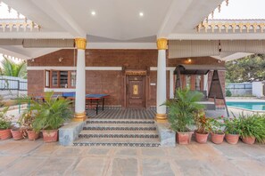 Outdoor dining - Courtyard Banyan Rustic 2 BHK villa (Doddarayappanahalli)
