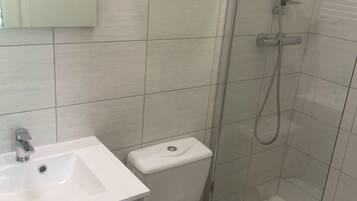 Dusche, Haartrockner, Handtücher, Toilettenpapier