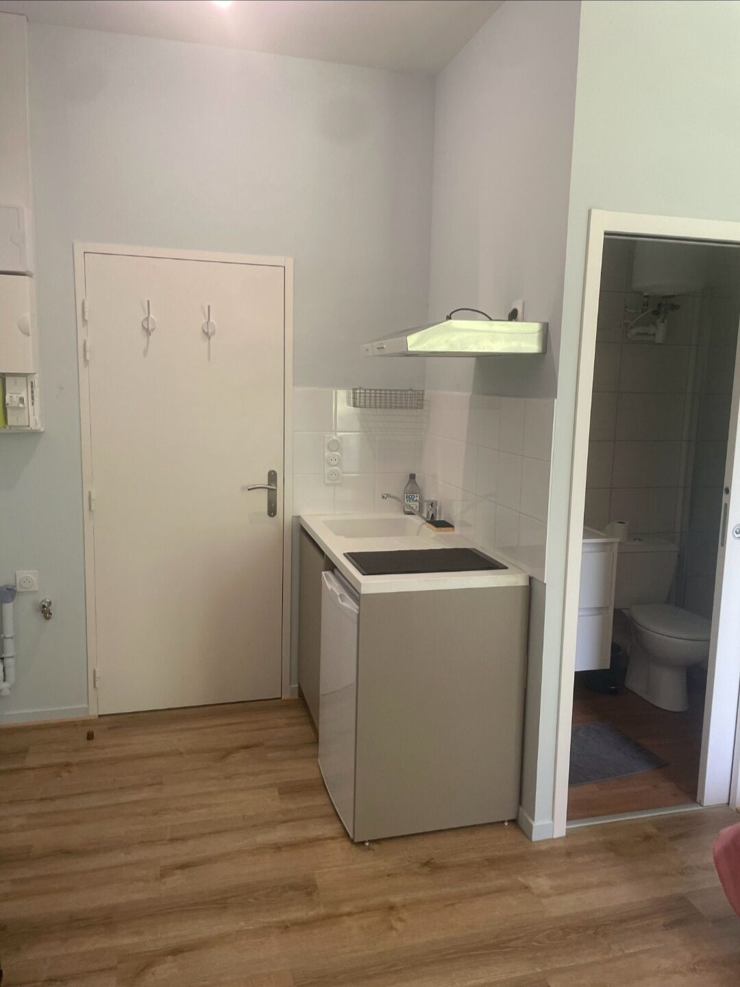 Ducha, secador de pelo, toallas y papel higiénico