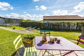 Outdoor dining - Vrbo Property (ESPELETTE)