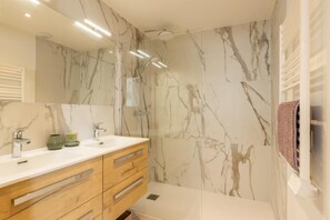 Shower, hair dryer, towels - Cape Biscay - Close to the sea (CAP BRETON)
