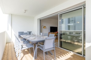 Outdoor dining - Vrbo Property (CAP BRETON)