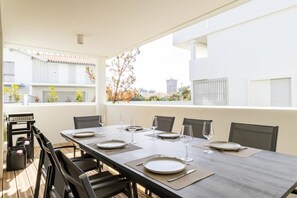 Outdoor dining - Vrbo Property (CAP BRETON)