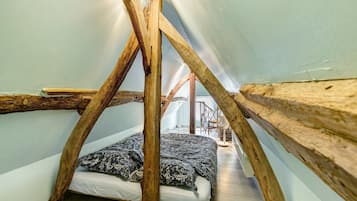 1 bedroom, bed sheets