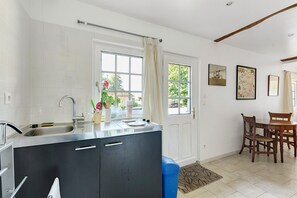Coffee/tea maker, fridge, microwave, stovetop - Holiday Home “La Petite Chaumière” with Shared Garden (Sainte-Foy)