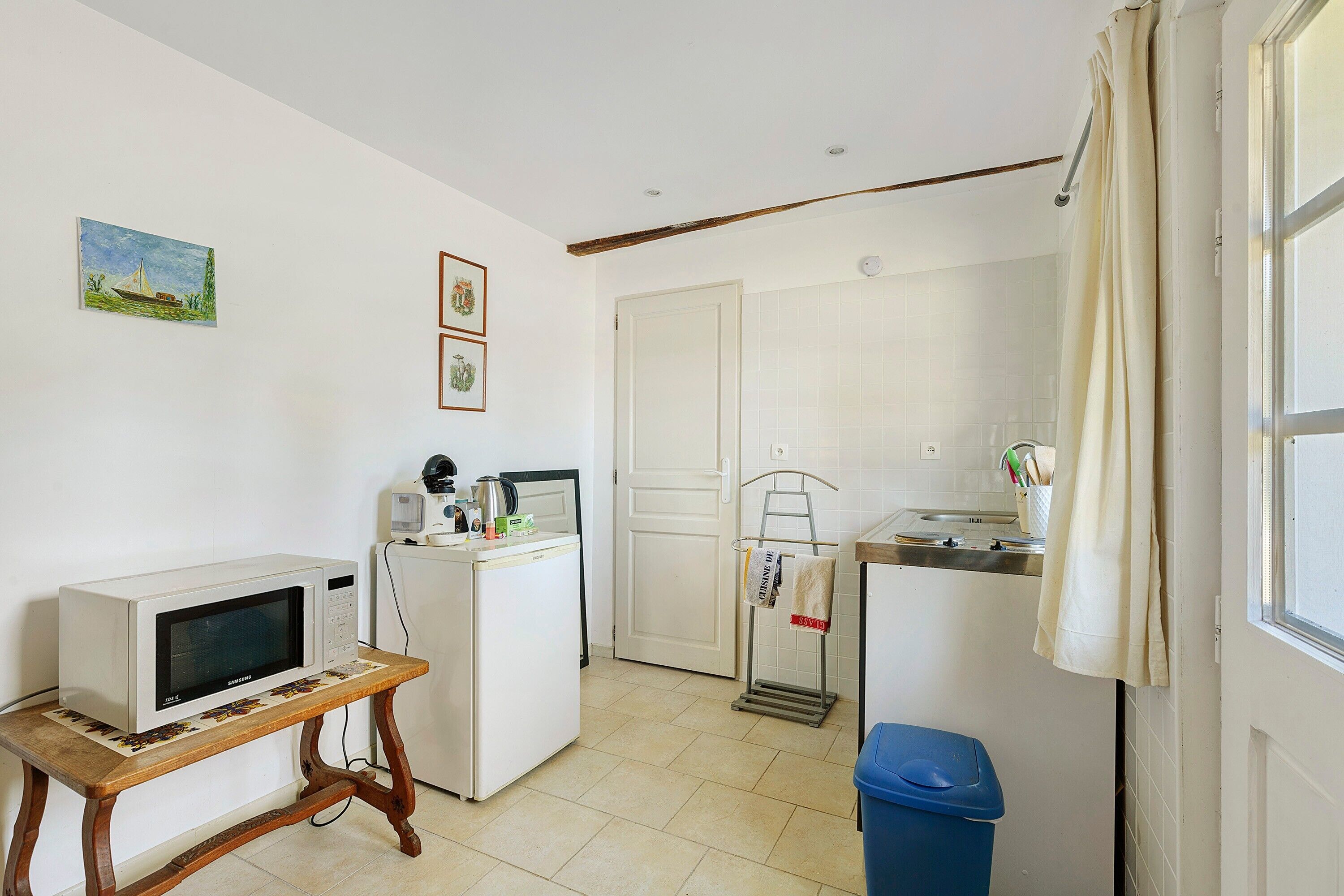 Coffee/tea maker, fridge, microwave, stovetop
