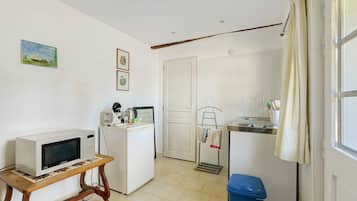 Coffee/tea maker, fridge, microwave, stovetop