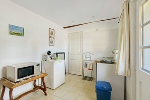 Coffee/tea maker, fridge, microwave, stovetop - Holiday Home “La Petite Chaumière” with Shared Garden (Sainte-Foy)
