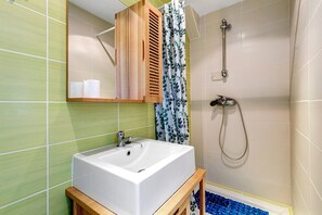 Douche, sèche-cheveux, serviettes fournies