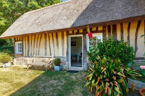 Exterior - Holiday Home “La Petite Chaumière” with Shared Garden (Sainte-Foy)