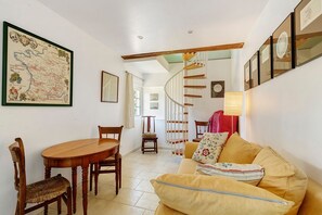 Living area - Holiday Home “La Petite Chaumière” with Shared Garden (Sainte-Foy)