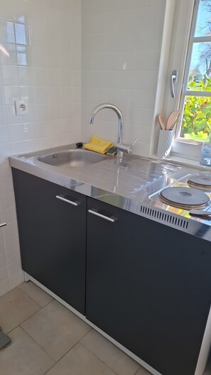 Private kitchen - Holiday Home 'La Petite Chaumière' with Shared Garden (Sainte-Foy)