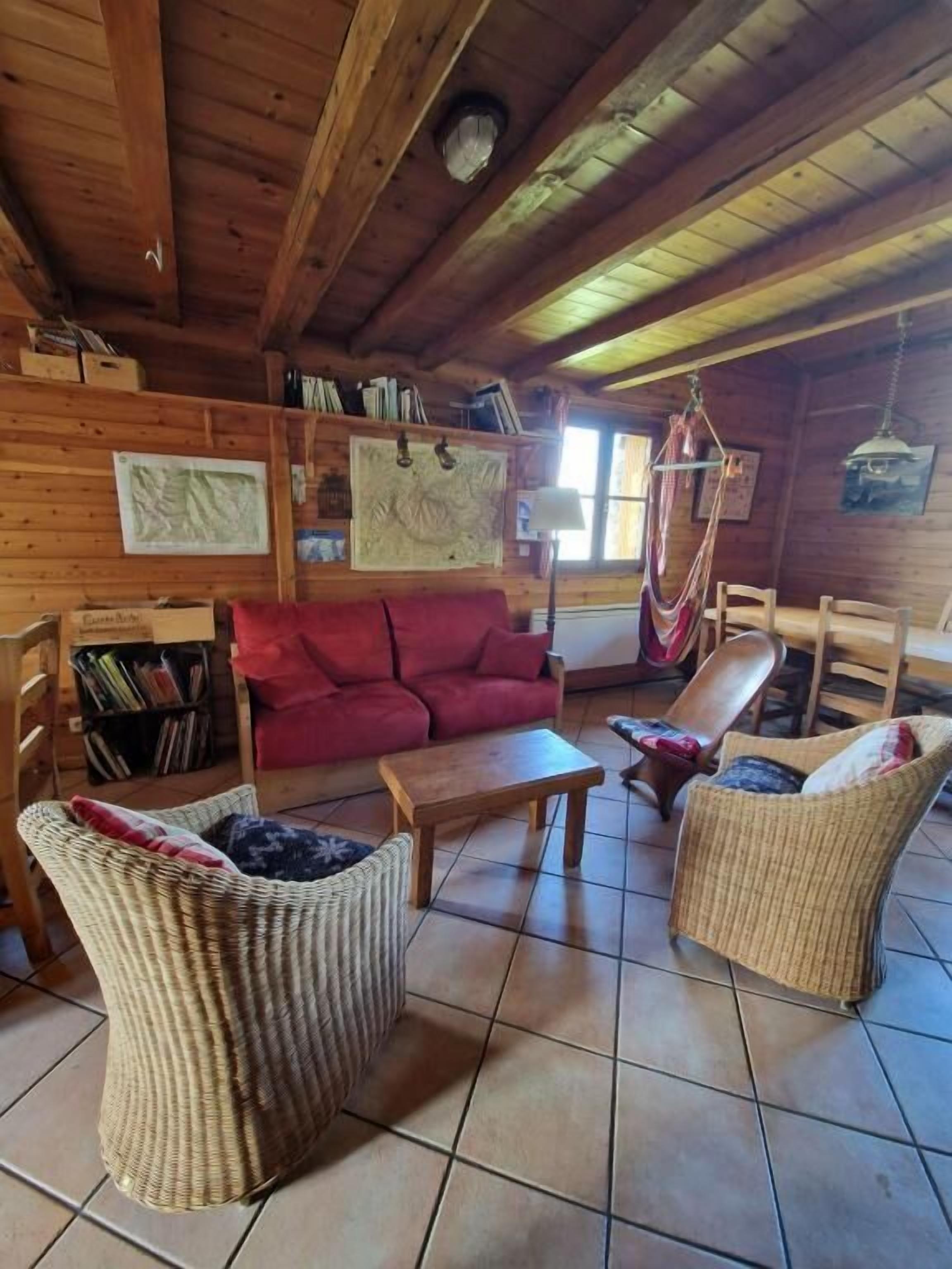Una chimenea, un futbolín, libros
