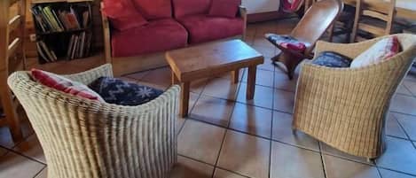Una chimenea, un futbolín, libros