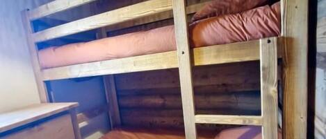 4 bedrooms, travel cot, free WiFi, bed sheets