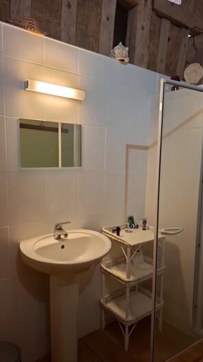 Douche, serviettes fournies