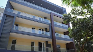 Un immeuble à plusieurs étages doté de balcons et de grandes fenêtres.