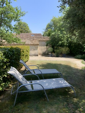 Terrace/patio - Gite les Jonquilles with Pool, Near Dordogne (Sérignac-Péboudou)
