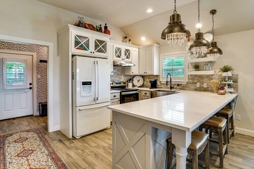 ‘Backyard Bungalow’ w/ Shared Pool & Spa in Argyle