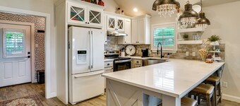 ‘Backyard Bungalow’ w/ Shared Pool & Spa in Argyle