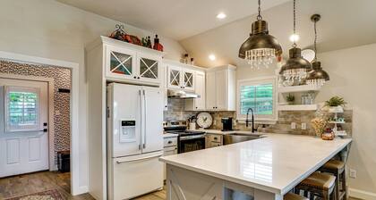 ‘Backyard Bungalow’ w/ Shared Pool & Spa in Argyle