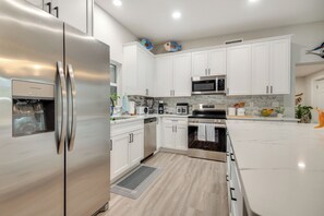 Fridge, microwave, stovetop, dishwasher - Shuttle Launch Views! Escape 9 Mi to Cocoa Beach (Rockledge)