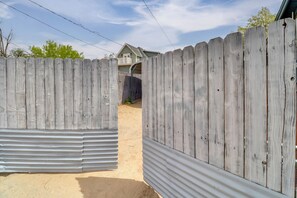 Property grounds - Walk to Downtown! ABQ Couple's Studio w/ Deck (Albuquerque)