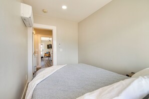 Room - Mtn Views! Reimagined Container Home in Cedar City (Cedar City)