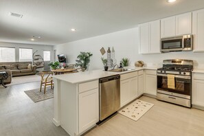 Fridge, microwave, stovetop, dishwasher - Extended Family Getaway! 5 Mi to Gruene District (New Braunfels)