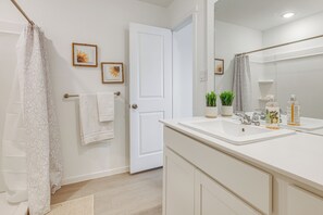 Hair dryer, towels - Extended Family Getaway! 5 Mi to Gruene District (New Braunfels)