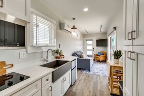 Fridge, microwave, coffee/tea maker, cookware/dishes/utensils - Easy Trail Access! Container Retreat in Cedar City (Cedar City)