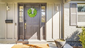 A front door with a wreath, a mailbox, and a doormat. - Overland Park Home Near Dtwn w/ Easy Hwy Access (Overland Park)