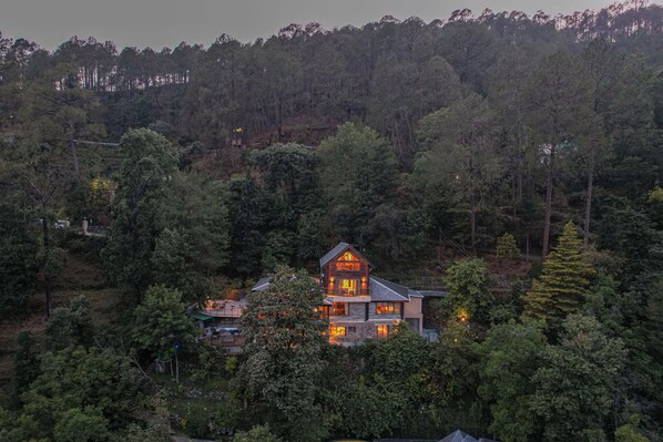 A multi-story house surrounded by dense forest. - ELIVAAS Blushing Pines Stunning 3 BHK  (Bhowali Range)