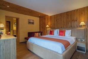 Classic Villa | Premium bedding, free WiFi, bed sheets - ELIVAAS Blushing Pines Stunning 3 BHK (Bhowali Range)
