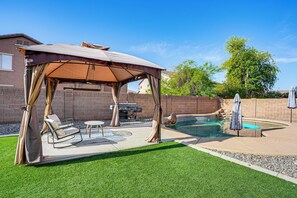 Outdoor dining - Desert Oasis w/ Fire Pit: 6 Mi to Cardinals Games (Glendale)