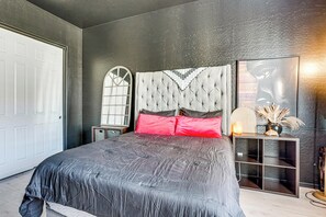 Room - Desert Oasis w/ Fire Pit: 6 Mi to Cardinals Games (Glendale)