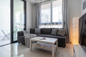 Căn hộ, 1 giường đôi và sofa giường, bếp, quang cảnh thành phố | Khu phòng khách | Smart TV, Netflix, dịch vụ stream 