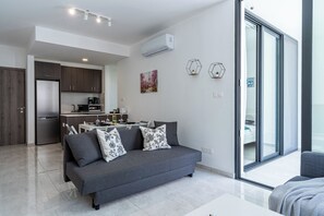 Căn hộ, 1 giường đôi và sofa giường, bếp, quang cảnh thành phố | Khu phòng khách | Smart TV, Netflix, dịch vụ stream 