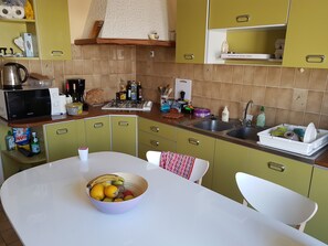 Private kitchen - Vrbo Property (La Rochelle)