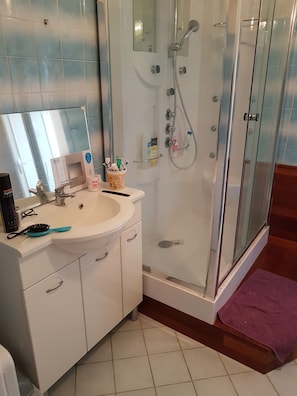 Bathroom - Vrbo Property (La Rochelle)