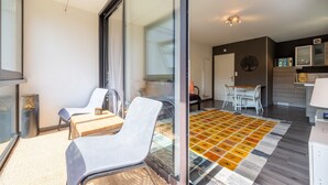 Eine moderne Wohnung mit Essbereich, Küche und einem großen Fenster.