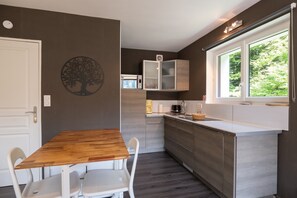 Kylskåp, mikrovågsugn, ugn och spishäll