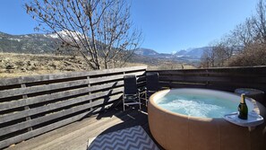 Outdoor spa tub - Vrbo Property (Châteauroux-les-Alpes)