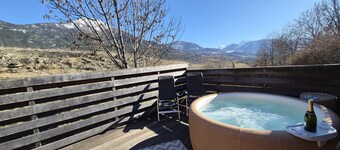 2 Chalets with private Jacuzzi in the mountains in a 3-star campsite