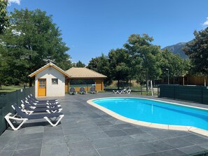 Una piscina al aire libre