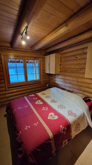 Room - Vrbo Property (Châteauroux-les-Alpes)