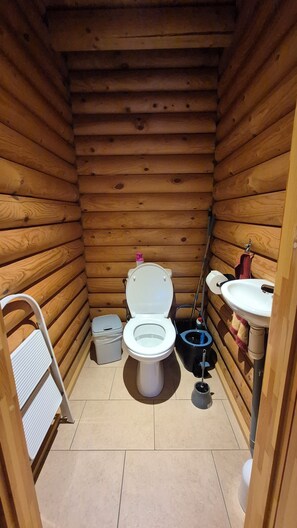 Bathroom - Vrbo Property (Châteauroux-les-Alpes)