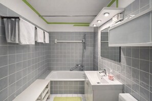 Een douche, een haardroger, handdoeken