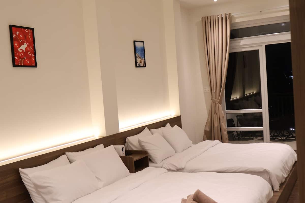 Basic Double or Twin Room, 2 Queen Beds, Non Smoking, Mountain View